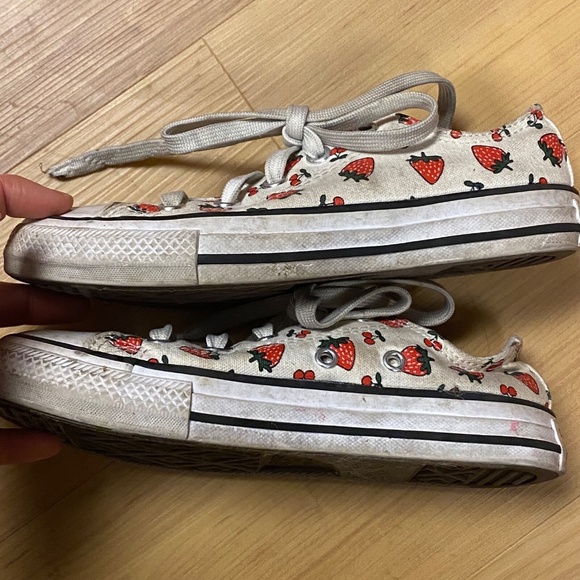 Girls Kids Sz 13 Converse Chuck Taylor All Star Low Strawberry Print Sneakers - Picture 5 of 10